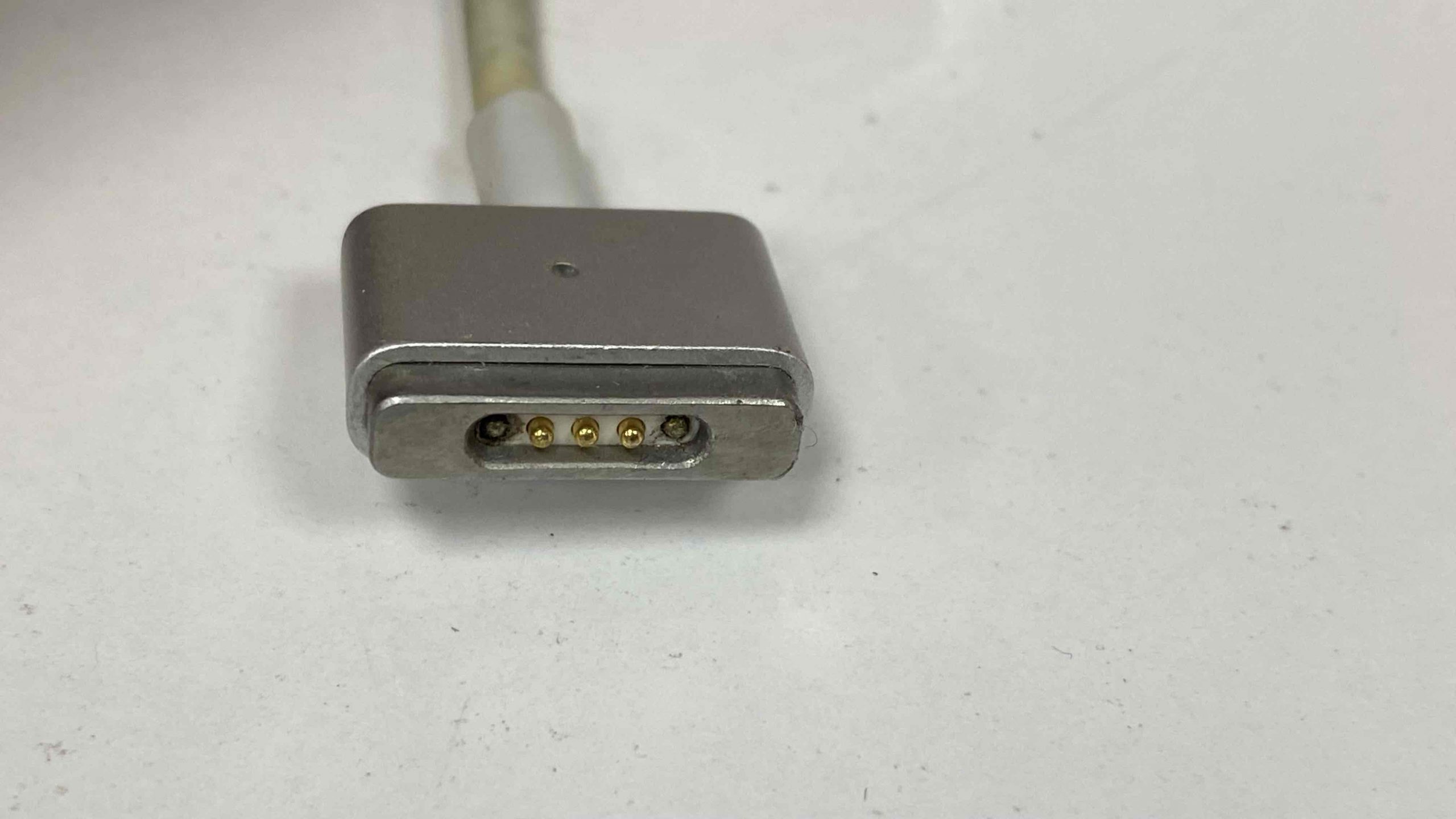 Macbook adaptör kabloları bozulduğu veya arızalandıysa getirin yenileyip değiştirelim